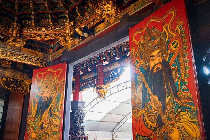 「傳統建築彩繪」保存者傅栢村堅持以傳統技術彩繪。圖／新竹市文化局提供