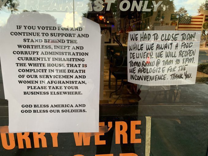 佛州DeBary Diner餐廳櫥窗左邊的告示不准支持拜登的人進去吃飯，右邊的則是完售關門通知。圖／取自推特