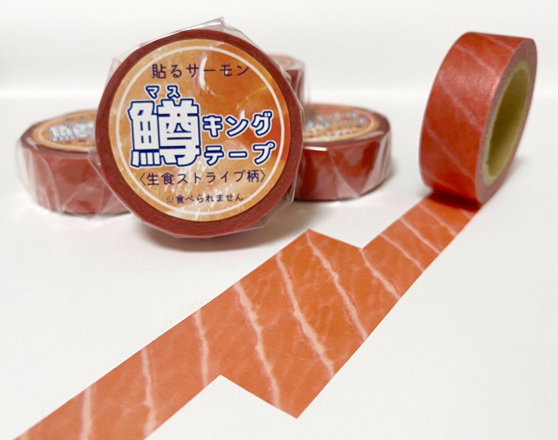 日本有網友設計了「鮭魚肉」造型膠帶，鮮美花紋讓人看了口水直流。圖擷取自twitter