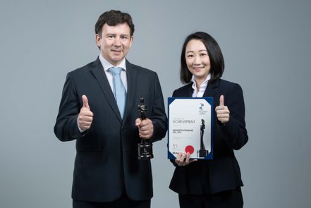  台灣諾華連續兩年囊獲《HR Asia》亞洲最佳企業雇主獎項，圖說:(左)台灣諾華總裁華格納、(右)台灣諾華人力資源部部長洪瑩真。台灣諾華/提供