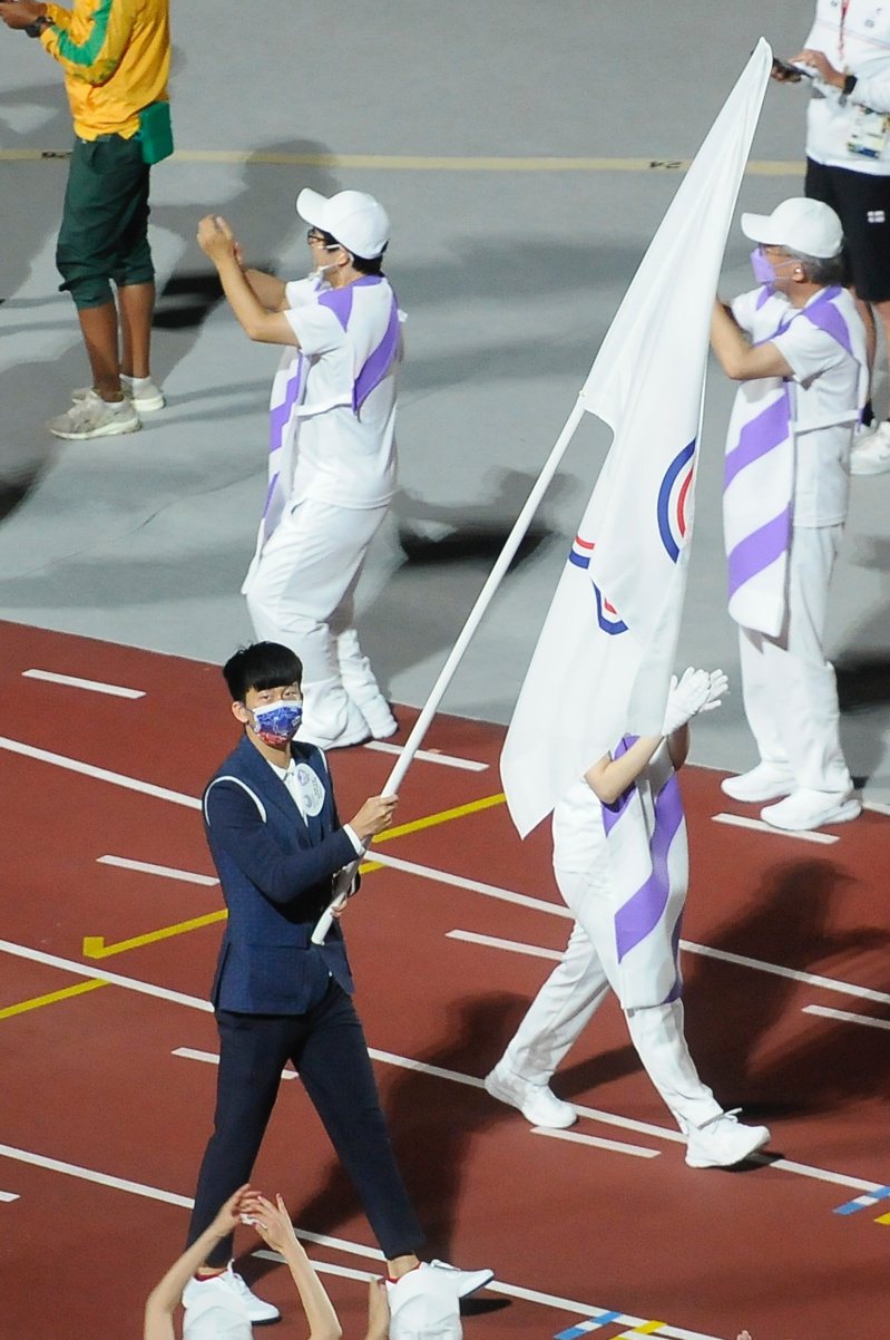 帕運閉幕，中華代表團由羽球選手方振宇掌旗。圖／體育署提供