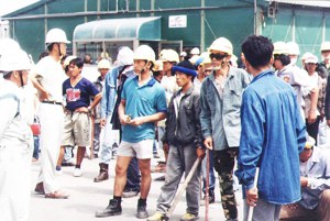 1999年9月5日台塑六輕爆發菲律賓與泰國移工流血衝突，泰籍移工隔日再度持棍聚眾準備對抗菲籍移工，情勢一時緊張。圖／聯合報系資料照片