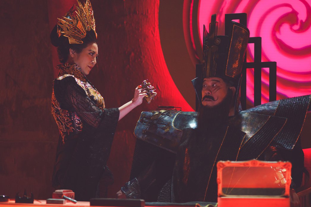王彩樺（左）在「孟婆客棧」中與羅北安搭檔演出「閻羅王夫婦」。圖／公視台語台提供