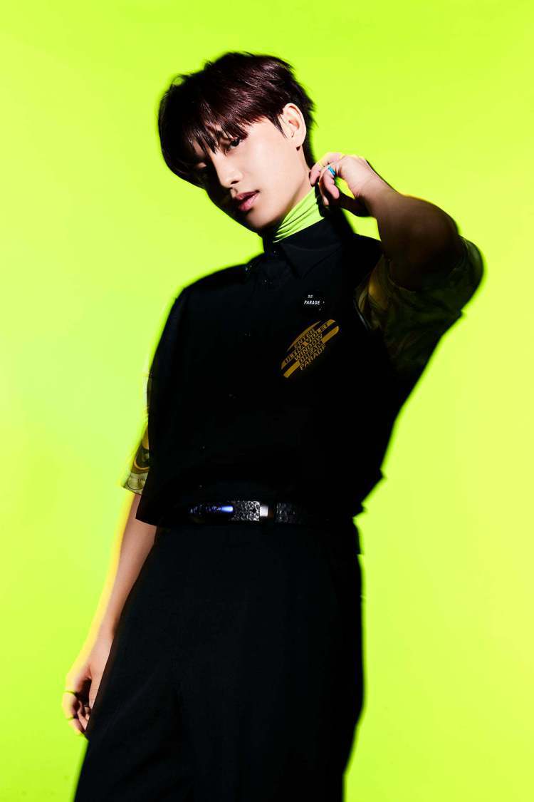 韓團NCT 127成員TAEIL泰一配戴施華洛世奇飾品。圖／摘自官方FB