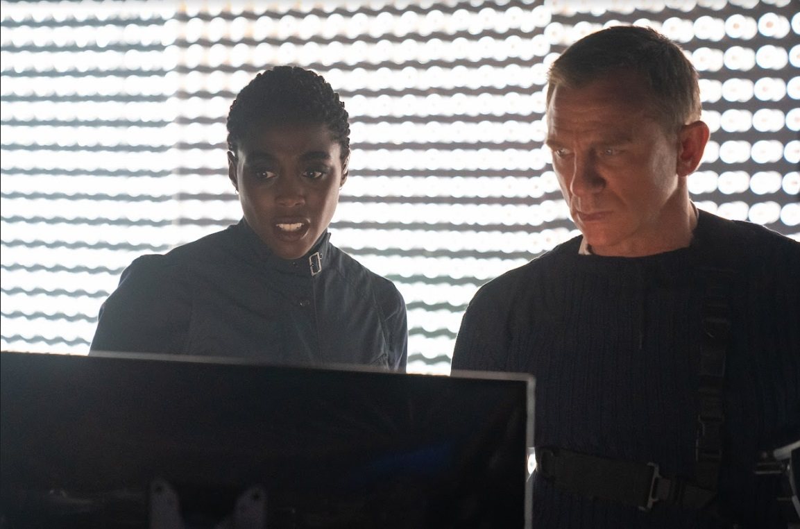拉莎娜林區（左）與丹尼爾克雷格分飾兩任007探員。圖／UIP提供