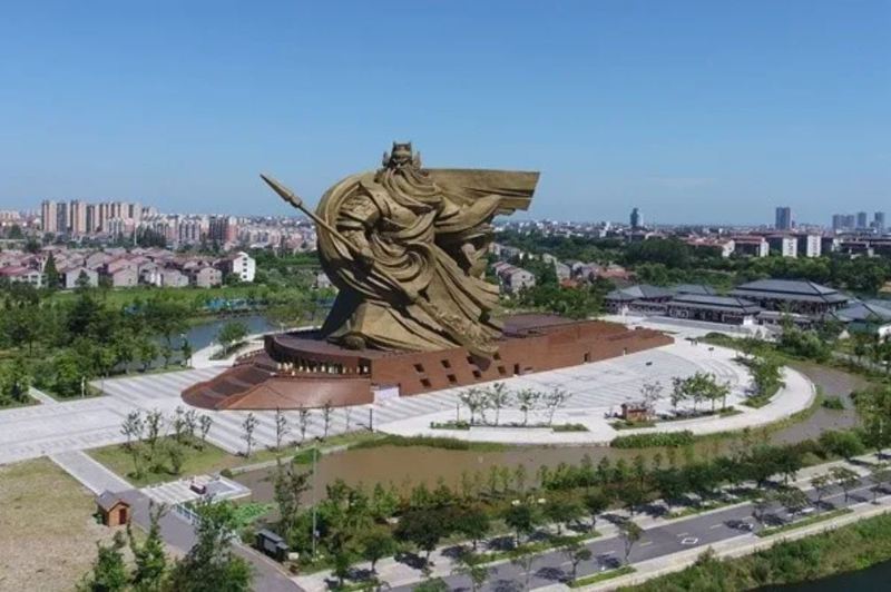 湖北荊州的巨型關公雕像砸鉅資人民幣1.729億元（約新台幣7.56億元）打造。圖／取自北京青年報