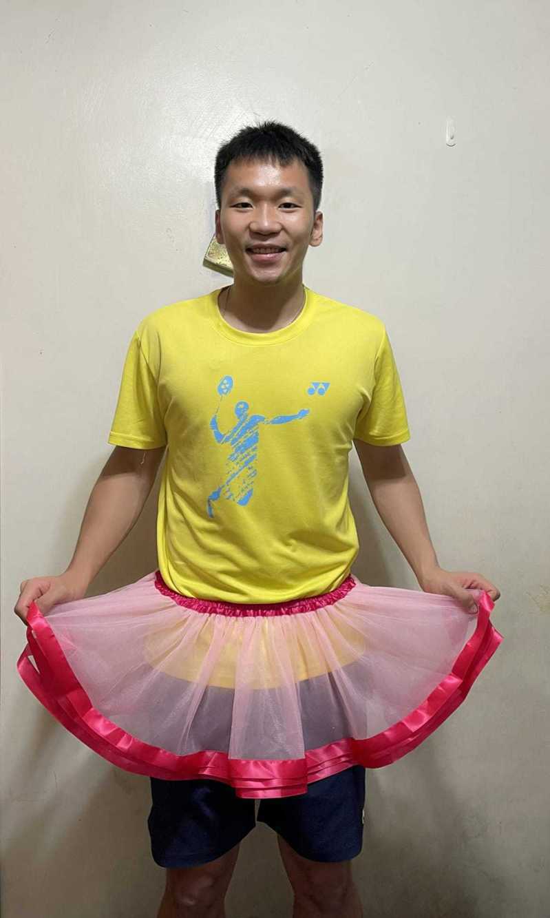 李洋日前在他的個人臉書放上一張穿著粉紅澎澎裙的照片，為公益活動代言，粉絲直呼「也太可愛」。 圖擷自李洋臉書