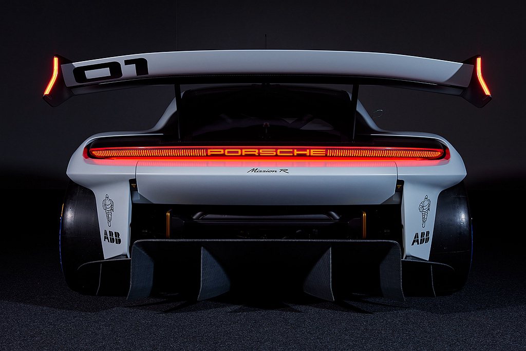 透過Mission R概念車，保時捷展示對客戶賽車運動的未來願景，展示概念車於慕...