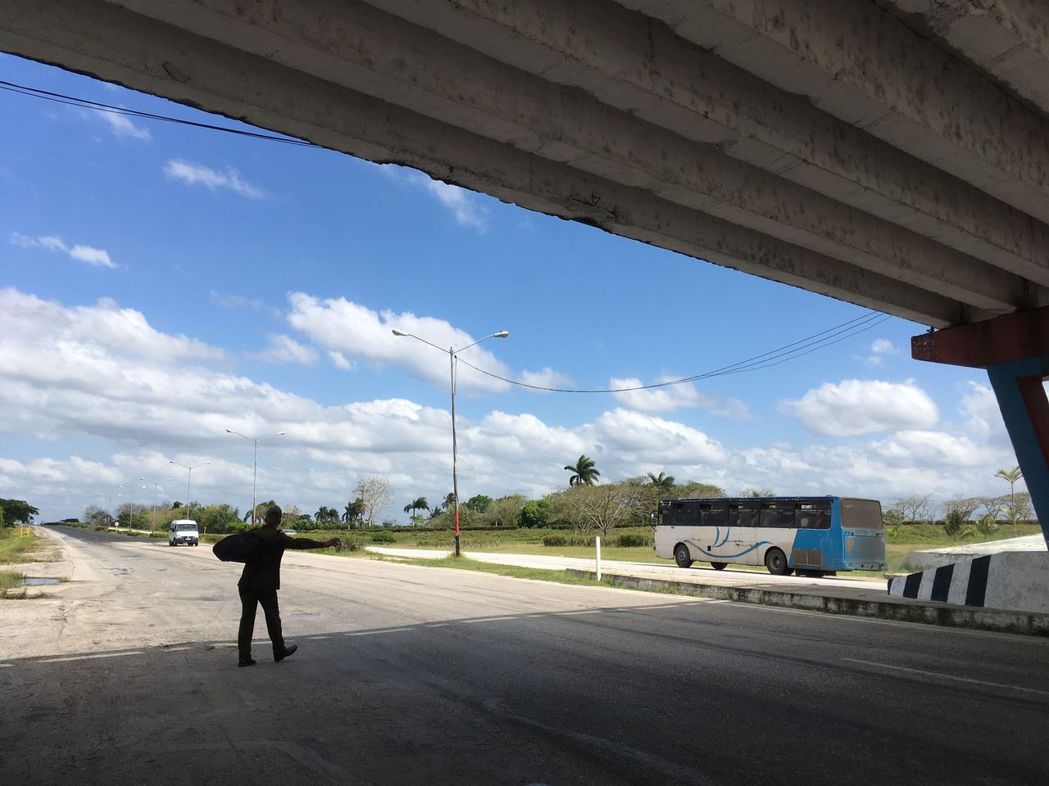 2019年4月，古巴 Trinidad，等便車的當地人。 圖／李易安攝影提供