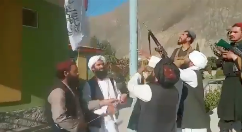 塔利班在潘傑希爾省長官邸懸掛旗幟，宣布已攻下該區，反抗軍則駁斥並要游擊抗爭到底。（photo by Twitter @Natsecjeff影片截圖）