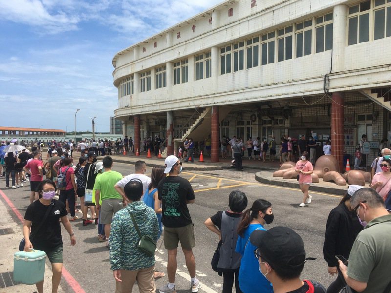桃園竹圍漁港上周日人潮約3500人，比起上上周5500人少了許多，買氣也不如從前。本報資料照片
