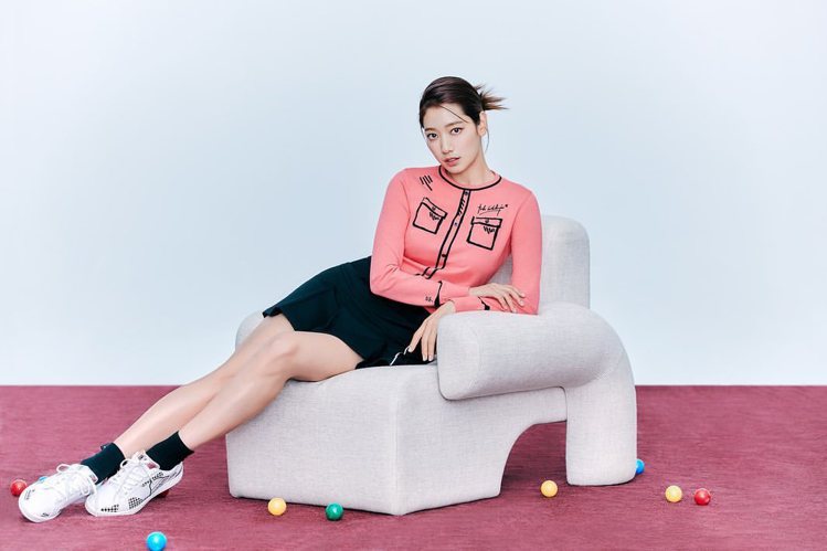 朴信惠為時尚品牌拍攝高爾夫球裝形象廣告。圖／摘自instagram