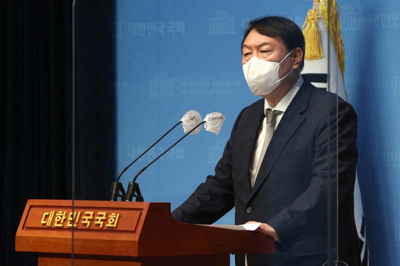 尹錫悅今年6月宣布投入南韓總統大選後頻針對外交議題失言，先是在薩德系統引起中國大陸和南韓爭議，之後又以友邦總統杜特蒂不當比喻政敵。歐新社