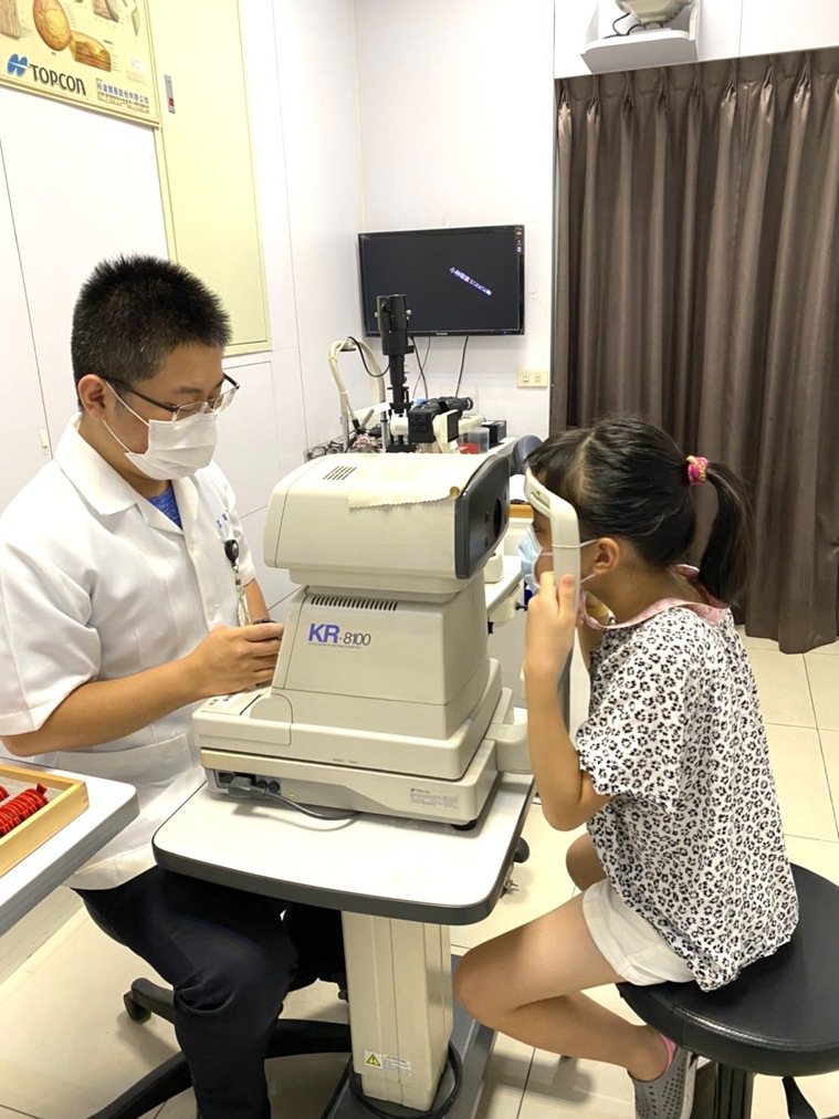 新竹市驗光師公會、驗光生公會建議孩子在3至3歲半便可以到醫院、診所的眼科進行第一...