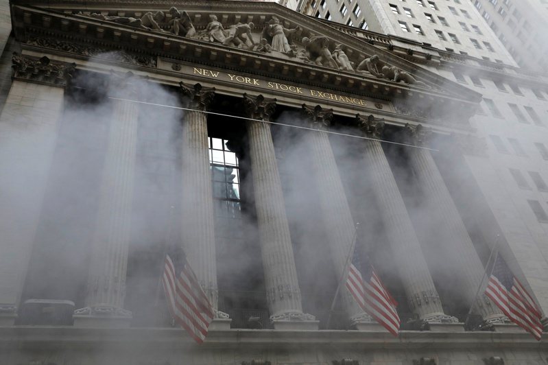 纽约证券交易所前，正好有一股蒸气上升。路透(photo:UDN)