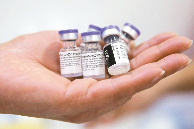 指揮中心發言人莊人祥指出，目前國內規畫成人於至少六周後可施打第二劑BNT疫苗。(法新社資料照片)