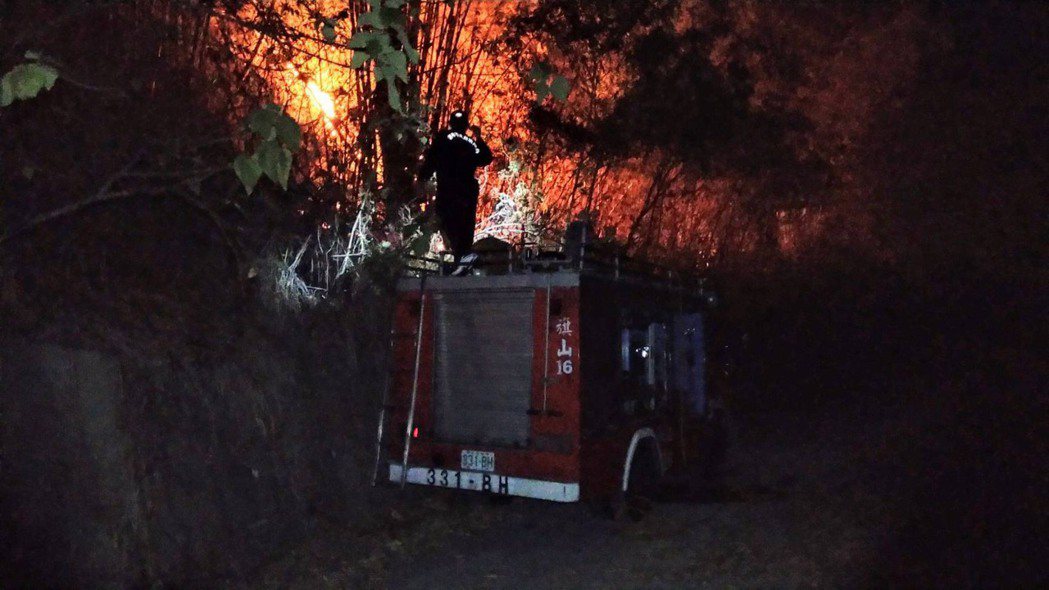 消防員忙著撲滅樹林起火，子恆站在消防車上協助檢查水量。圖/子恆提供。