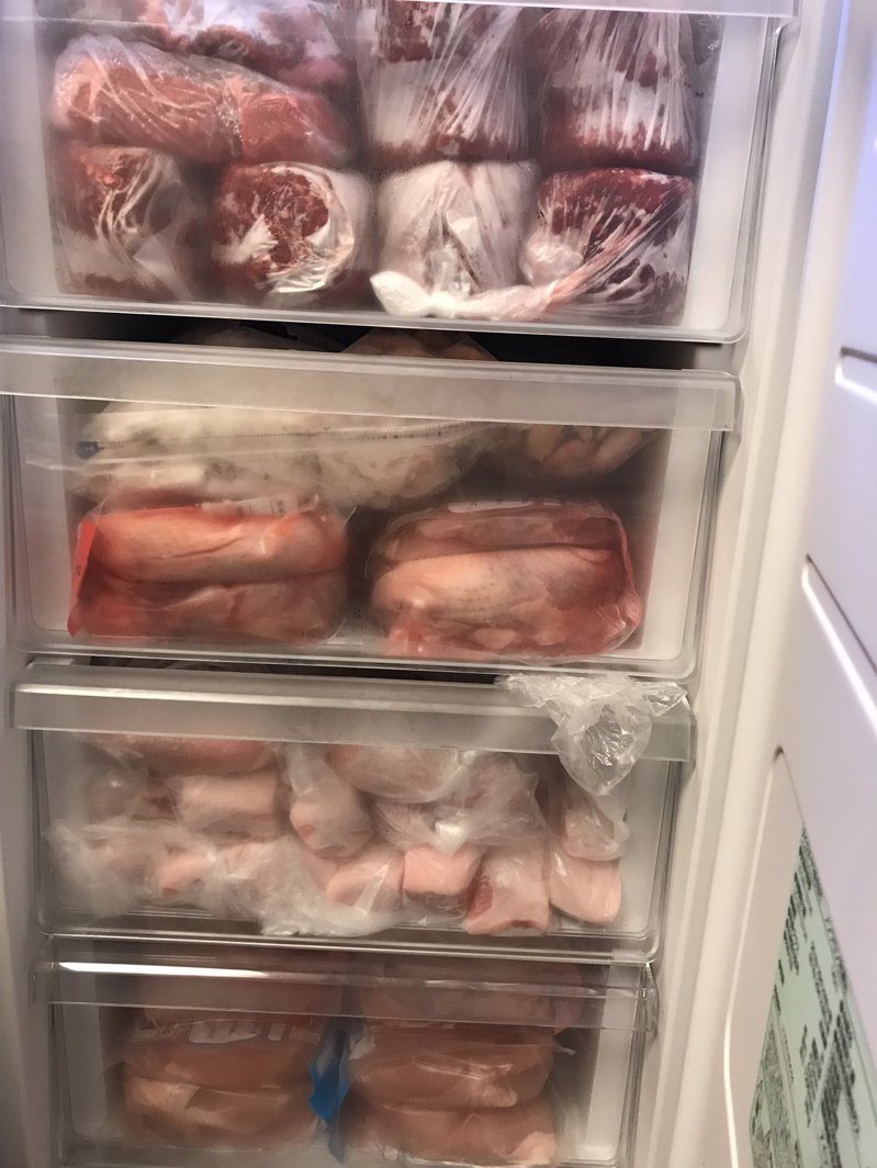 日本網友一次塞了30多公斤的肉品進冰箱，畫面彷彿就好像支解人體後藏匿屍塊一樣。圖擷取自twitter