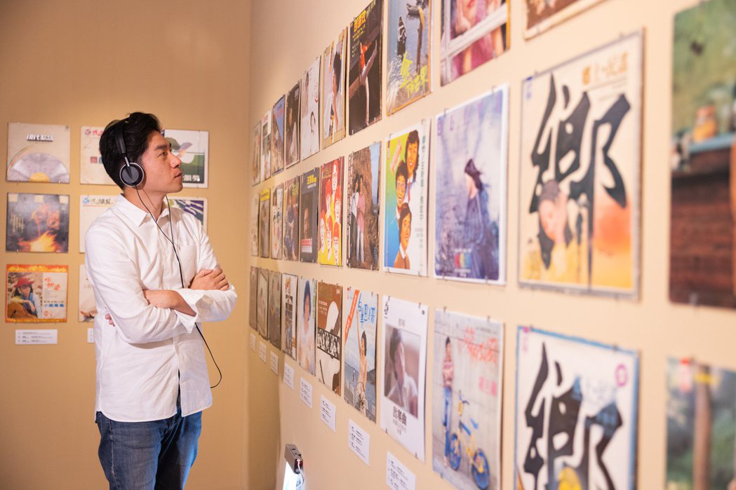 為了「唱我們的歌」展覽，梁浩軒花費許多心思去蒐集90年來的台灣音樂故事。記者沈昱...