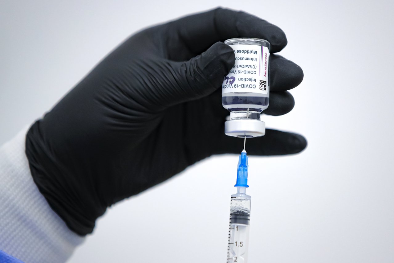 針對英國AZ疫苗可能產生的副作用，歐盟藥品管理局在定期安全更新增列極罕見神經病變「格林巴利症候群」。美聯社
