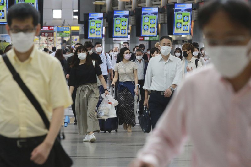 日本境內COVID-19疫情延燒，東京都及大阪府等21都道府縣原訂12日解除「緊急事態宣言」，但日本政府認為醫療量能仍然吃緊，今天決定將其中19地的緊急事態延長到9月30日。 美聯社