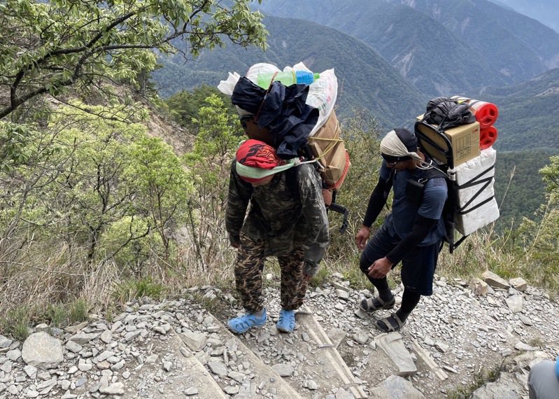 高山協作，有人稱他們為「台灣雪巴」、「背工」，平時他們替登山客背物品、食材，有時集背負、炊煮、嚮導於一身。記者劉學聖／攝影