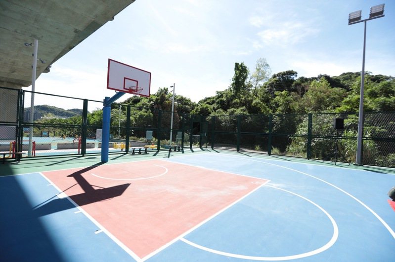 大武崙森林運動公園首期啟用，籃球場及簡易極限運動場。圖／基隆市政府提供