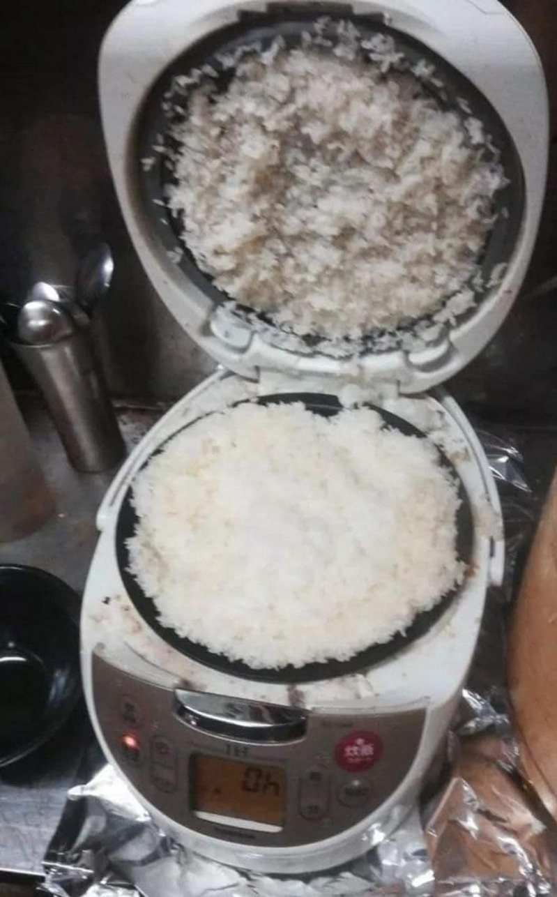 一名網友貼出家中電鍋照片，只見內鍋裡米飯滿到爆出來，就連鍋蓋裡也塞滿米飯。 圖／翻攝自臉書「家常菜」