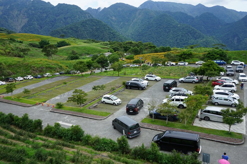 花蓮縣六十石山的觀景亭旁有停車場，可停不少車輛。 圖／王燕華 攝影