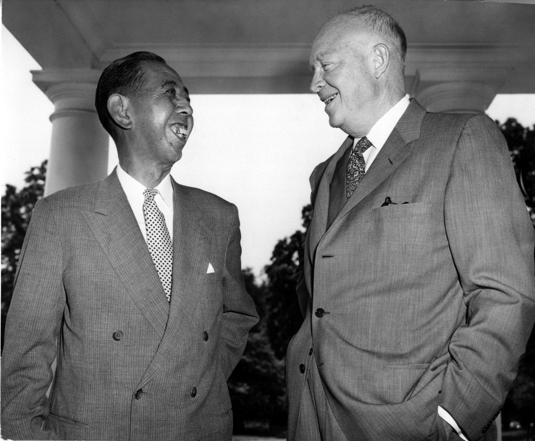 1957年岸信介（左）訪問美國，會見艾森豪（右）。1960年岸信介簽訂更新的美日...