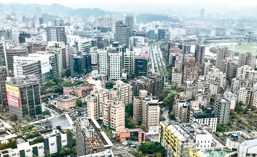內行網友認為升息後，台北和新竹的房價恐不跌反漲。 圖／聯合報系資料照片