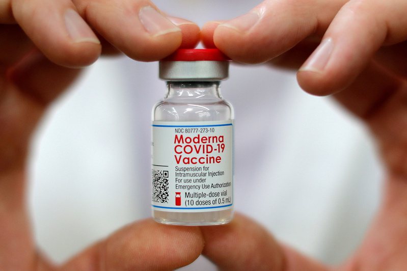 許多當初遵照政府指示施打第一劑莫德納的長輩，時隔多周卻遲未接種第二劑，圖為莫德納疫苗。 路透社