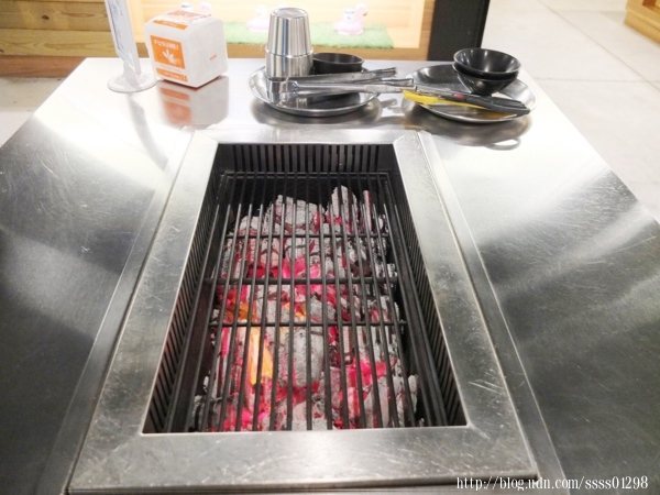 有專門處理炭火的服務人員在店面後方，若烤爐要補充炭火，只要帶著寫上桌號的立牌到炭火區告知服務人員就好。