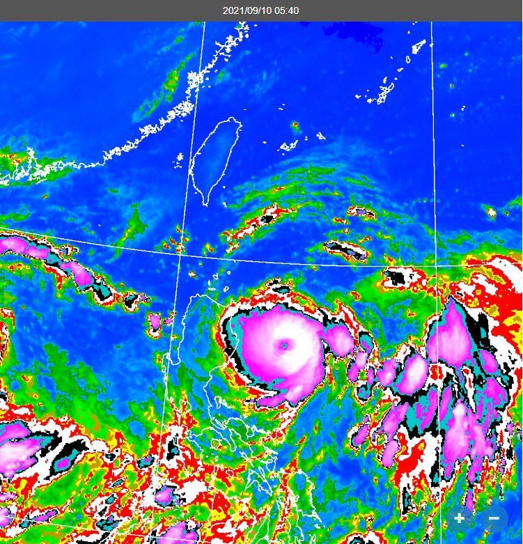 鄭明典表示，璨樹颱風的颱風眼小但明亮，璨樹颱風對流區不斷變化，颱風眼有時會變得模糊，不過目前仍維持強烈颱風的強度。圖／取自鄭明典臉書