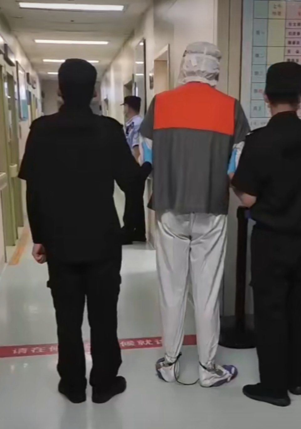 網友瘋傳疑似吳亦凡(中)的男子到醫院看皮膚科。圖／摘自微博