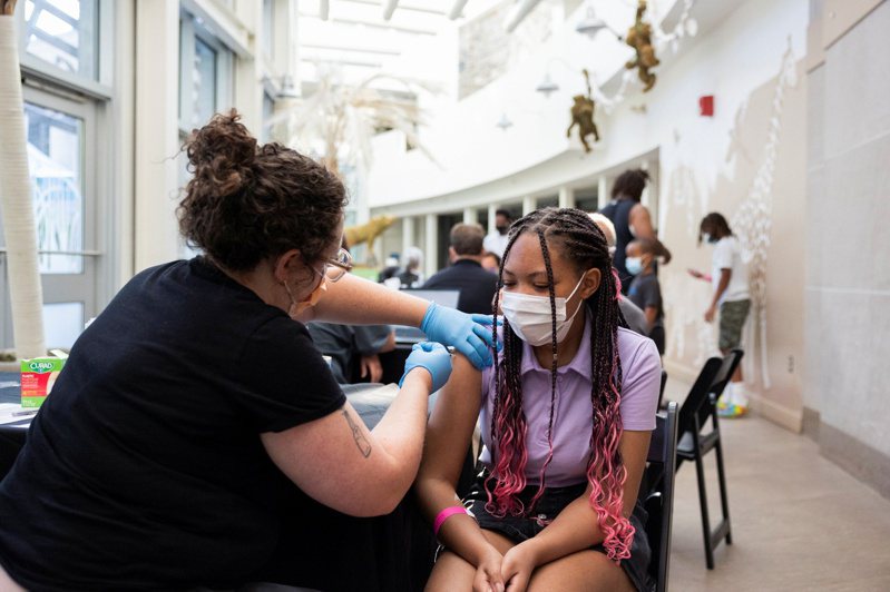 美國賓州費城為民眾施打疫苗。路透