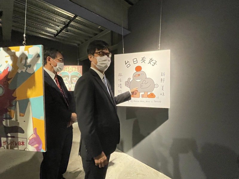 高雄九名在也插畫家畫出心目中的「台日友好」，高雄市長陳其邁看到炸雞也入畫，直稱「這個好」 。記者王昭月／攝影
