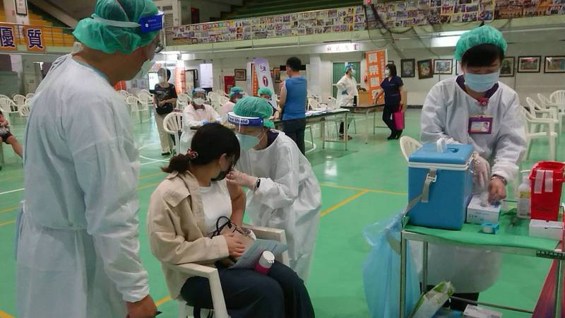 第八輪預約AZ疫苗，彰化縣呈現「秒殺」，預約不到的民眾相當心急。記者簡慧珍資料照片