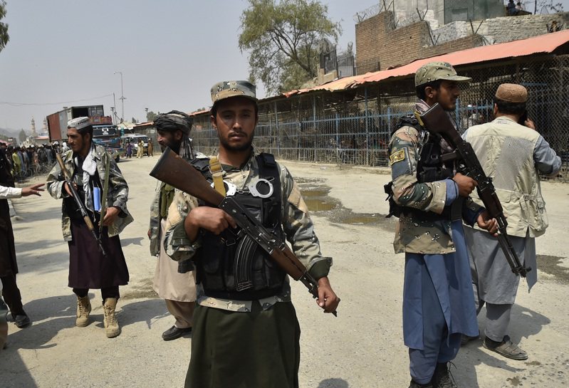 阿富汗塔利班（或译神学士）已控制国家，图为塔利班人员在巴基斯坦与阿富汗的边境口岸多尔哈姆警戒。新华社(photo:UDN)