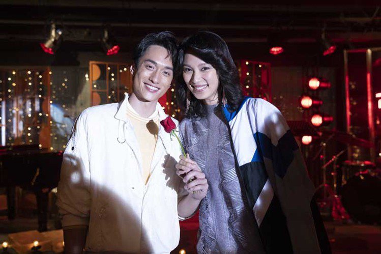 王丹妮飾演梅艷芳(左)，與劉俊謙演出的張國榮重現當初好友情誼。圖／索尼提供