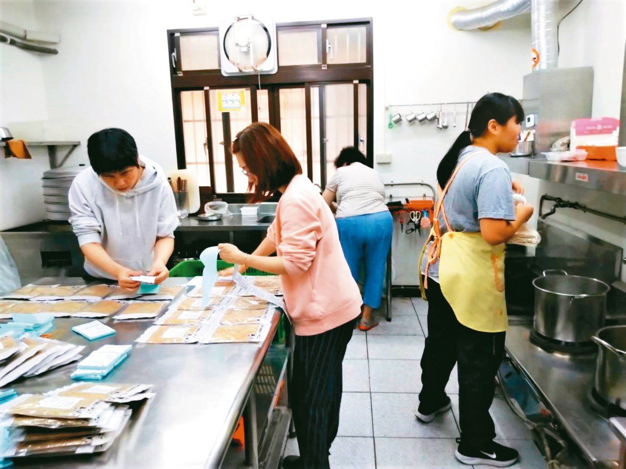 每周五是翁美川、羅春嬌與社員的快樂聚會，一起在廚房分工合作。圖／翁美川提供