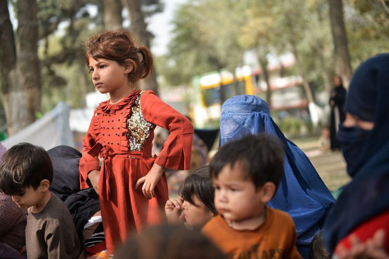 阿富汗政變害許多人流離失所，圖為當地孩童聚集在喀布爾一處公園內，接受醫療營隊的幫助。 法新社