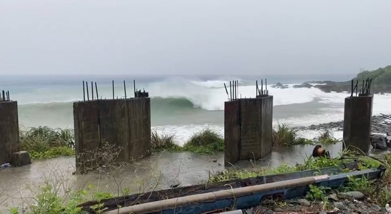 強颱「璨樹」暴風圈進逼台灣東部，蘭嶼首當其衝，今天早上風雨逐漸增強，海面已出現浪高5公尺長浪。圖／讀者提供