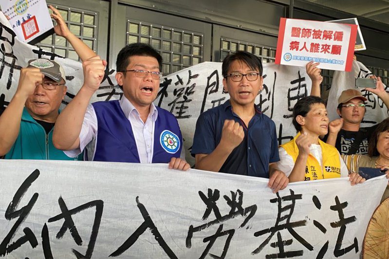 屏基工會理事長詹智鈞（左二）遭屏基不續聘，工會在今年6月發起連署上街遊行，有60個工會團體、300人參與遊行。 圖／聯合報系資料照