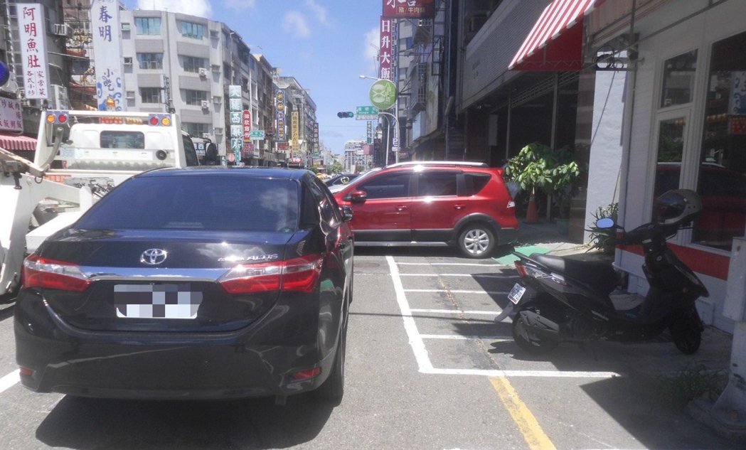 台南市交大為解決市區道路併排停車的亂象，自本月15日起將規劃違規停車執法專案，以...