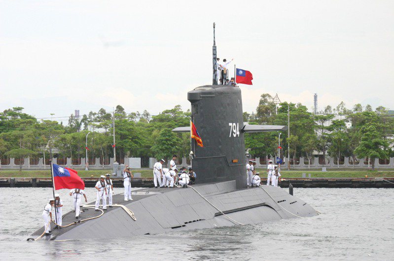 現役兩艘劍龍級潛艦已經返國服役30年，海軍規劃於107至113年度進行性能升級，但全案也延長3年，到116年度才結束。。圖為海軍劍龍級潛艦。圖／聯合報系資料照片