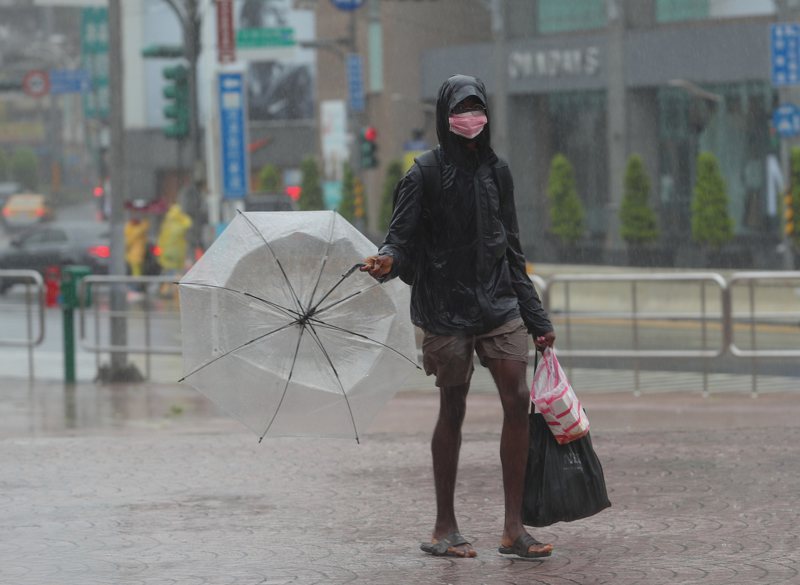 中央氣象局12日表示，中度颱風璨樹逐漸北移，午後降雨熱區以雙北、北部山區、宜蘭等都須特別注意。民眾被大雨淋得一身濕。中央社