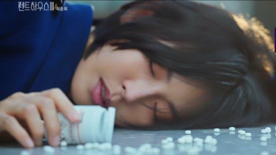 金素妍在劇中仰藥自盡。圖／翻攝自SBS