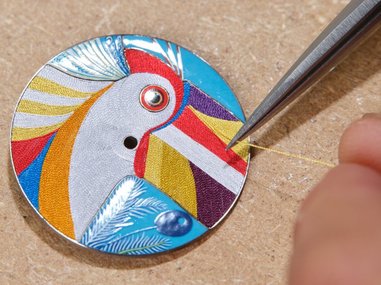 愛馬仕Arceau Toucans de Paradis腕表，以微繪琺瑯與絲線工藝製作大嘴鳥。圖／愛馬仕提供