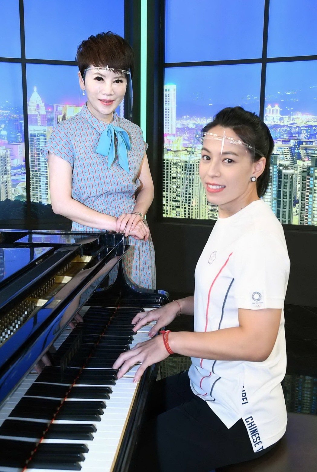 郭婞淳在陳雅琳節目中展現琴藝。圖／華視提供